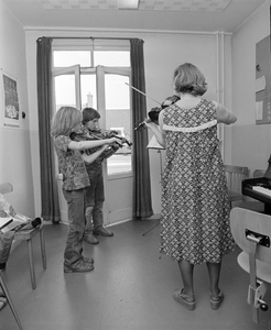 880997 Afbeelding van leerlingen tijdens een vioolles in de Gemeentelijke Muziekschool (Lange Nieuwstraat 2) te Utrecht.